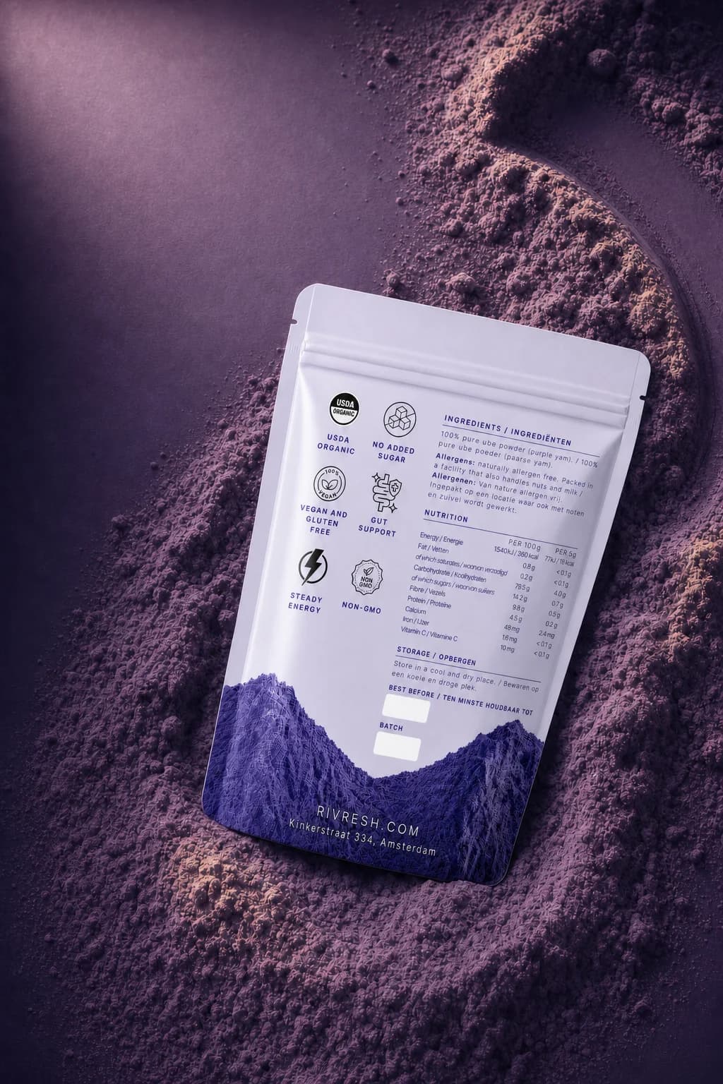 Achterzijde van het Rivresh ube-zakje met ingrediënten, allergenen en voedingswaardetabel, en badges voor USDA Organic, vegan, glutenvrij en non-GMO, op een achtergrond van paars ube-poeder.