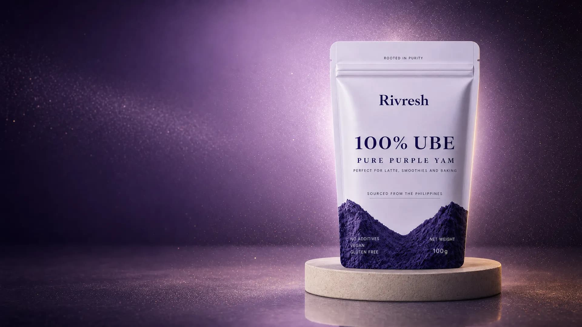 Rivresh ube-poeder, verzegeld zakje van 100 gram op een plint, in een sfeervolle paarse ruimte met een lila gloed.