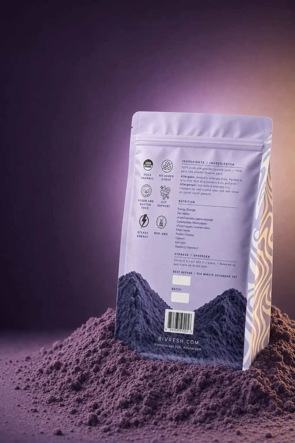 Achterzijde van de Rivresh 1 kg-verpakking met ingrediënten, allergenen en voedingswaardetabel, en badges voor USDA Organic, vegan, glutenvrij en non-GMO, op een bed van paars ube-poeder.
