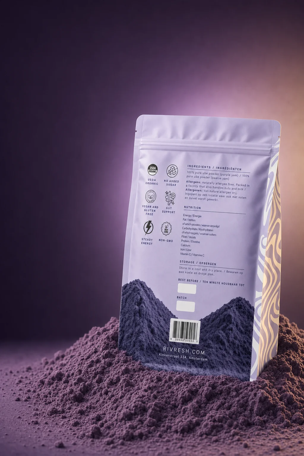 Achterzijde van de verzegelde Rivresh 1 kg-verpakking op een bed van paars ube-poeder.
