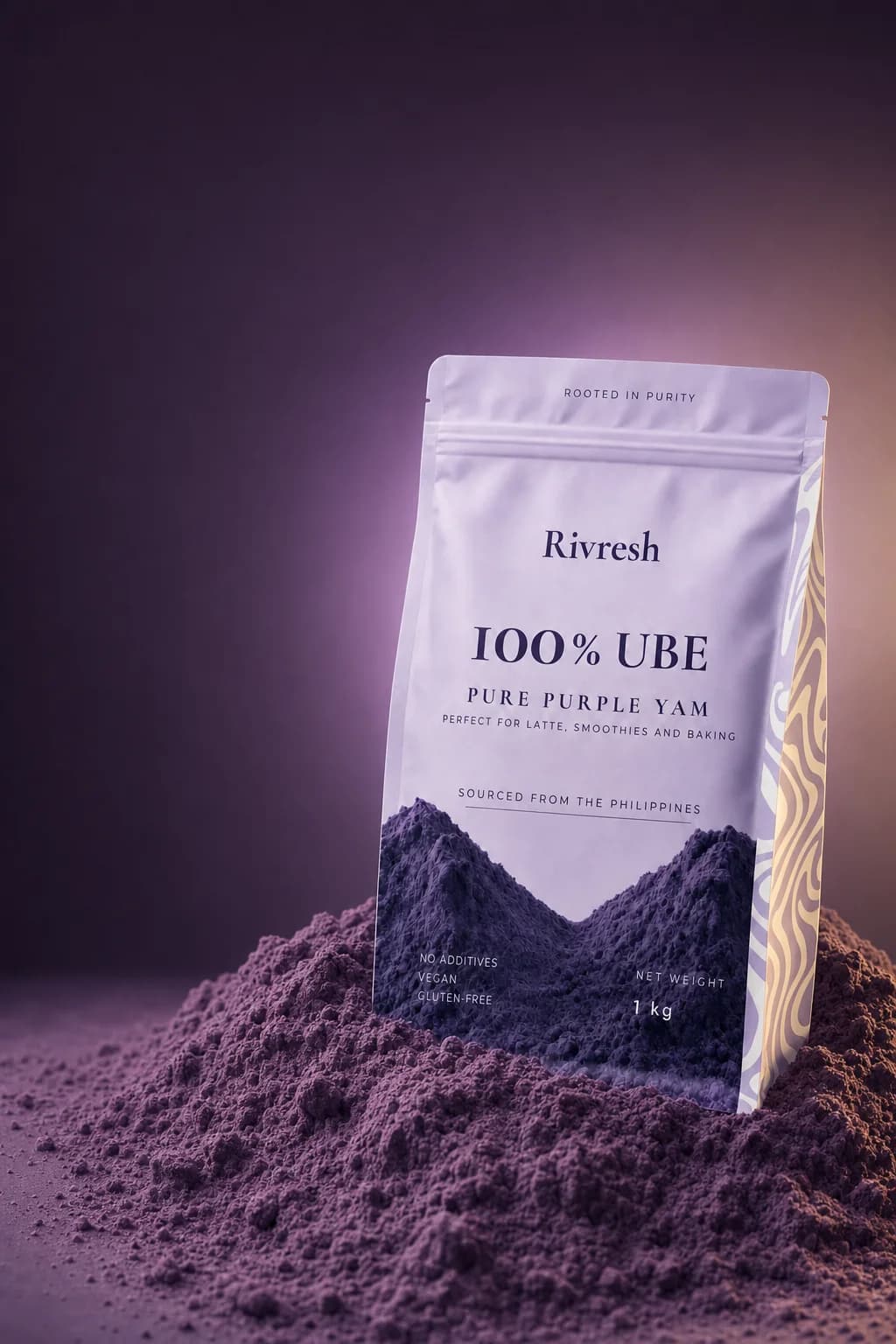 Rivresh ube-poeder, grootverpakking van 1 kilogram, vooraanzicht op een bed van paars ube-poeder.