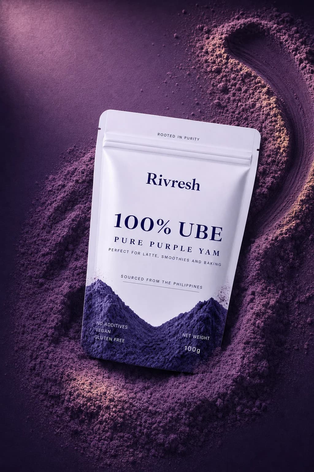 Rivresh ube-poeder, verzegeld zakje van 100 gram, vooraanzicht op een achtergrond van paars ube-poeder.